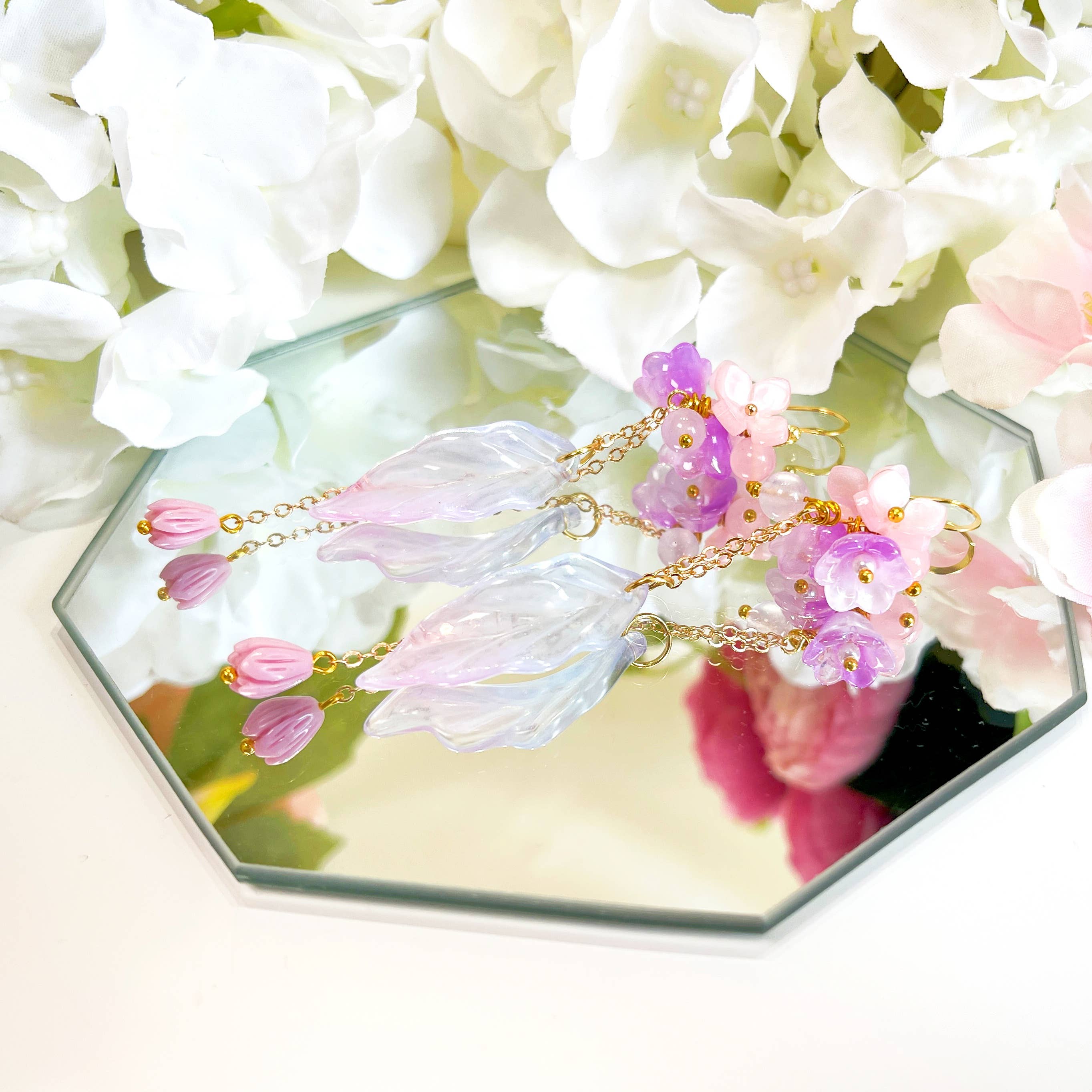 Melange Blanc - Wholesale Hangende/ronde oorbellen - E194 oorbellen met lange hangende oorbellen met paarse bloemen3