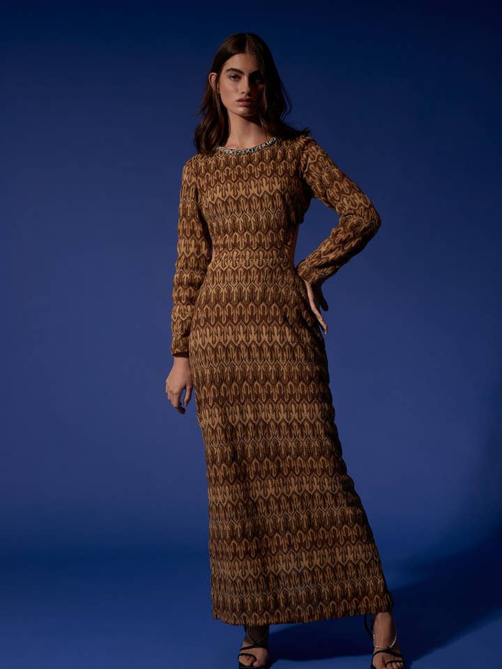 Nadi Kleid in Brauntönen mit V-förmigem Detail und Strasskragen für den Großhandel von Virago Barcelona