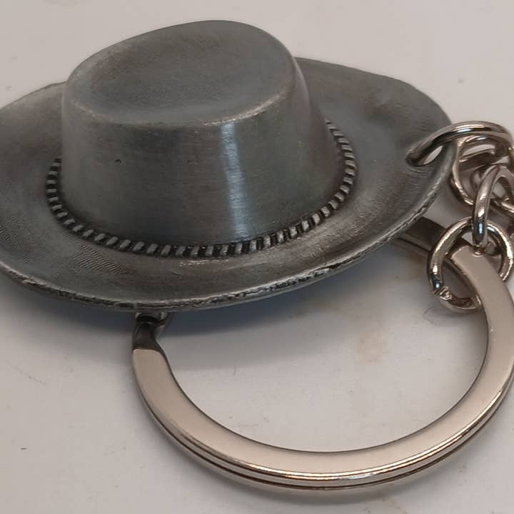 Porte-clés en métal chapeau de cow-boy pour la vente par Equestrian Collections
