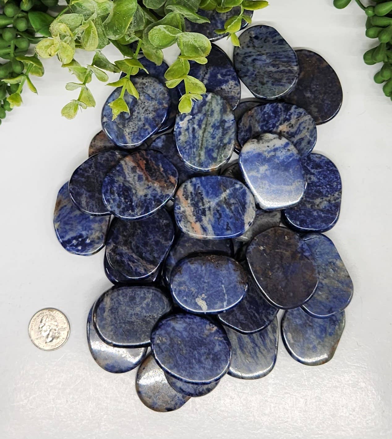 Meraki Gemstones – Engroshandel Spirituelle sten og krystaller – Sodalit flad glat oval sten (0,5 kg/1,1 lbs) -45x35x7mm1