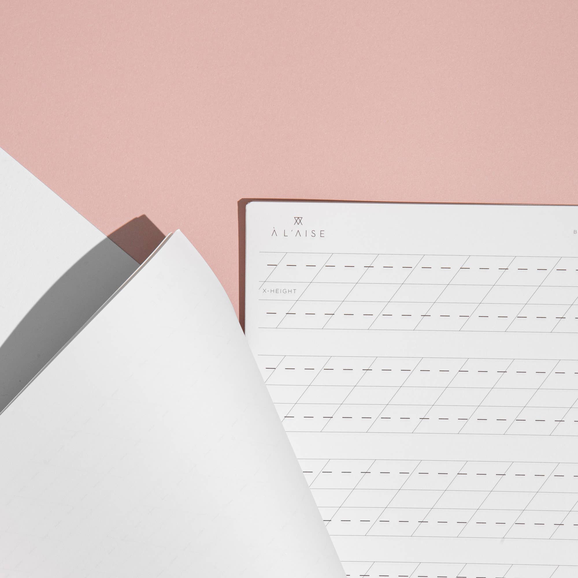 À L'AISE LTD - Venta al por mayor Cuadernos/blocs de dibujo - Papel de práctica con letras de pincel2