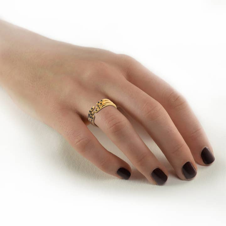 Justerbar Dainty Ring med svart spinell i guld Vermeil för wholesale av The Jewellery Store London