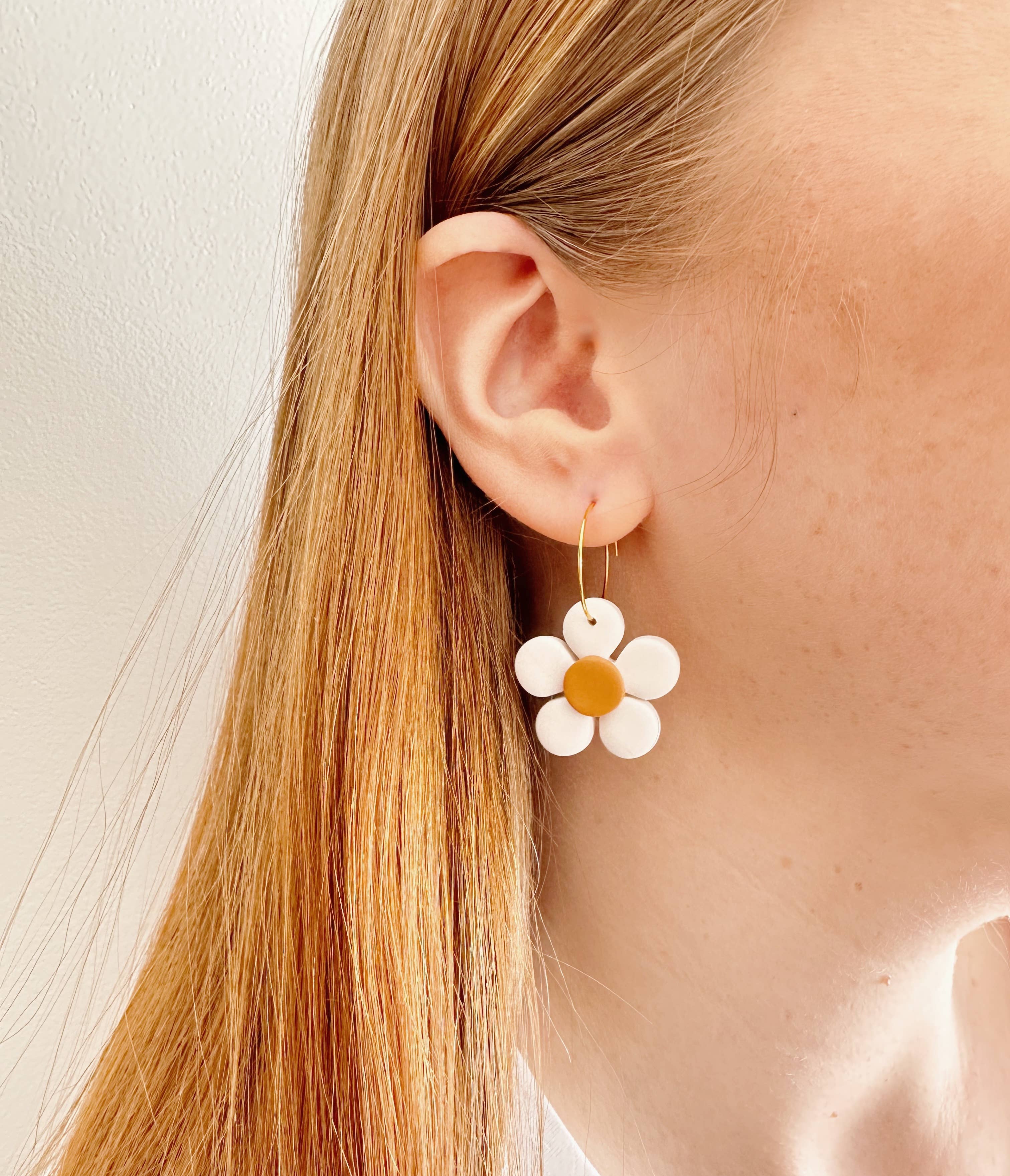 SageClayCo – Großhandel Ohrhänger – Daisy Hoops - Frühlings-/Sommer-Ohrringe aus Polymerton1