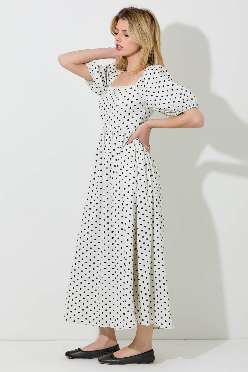 CRÈME/NOIR ROBE MIDI À ENCOLURE CARRÉE À POIS en vente sur Faire2