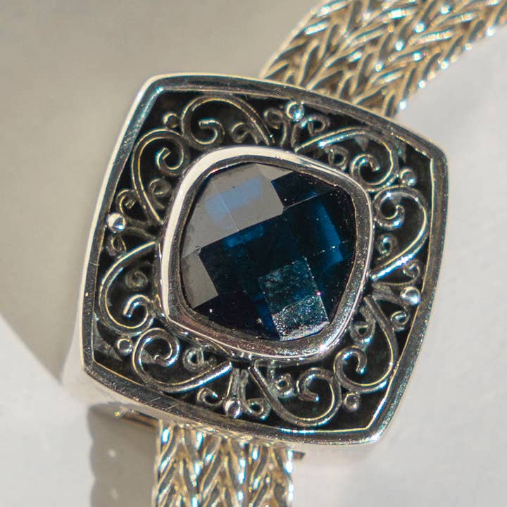 Breloque à glissière en argent sterling en édition limitée avec saphir bleu synthétique pour la vente par Lori Bonn