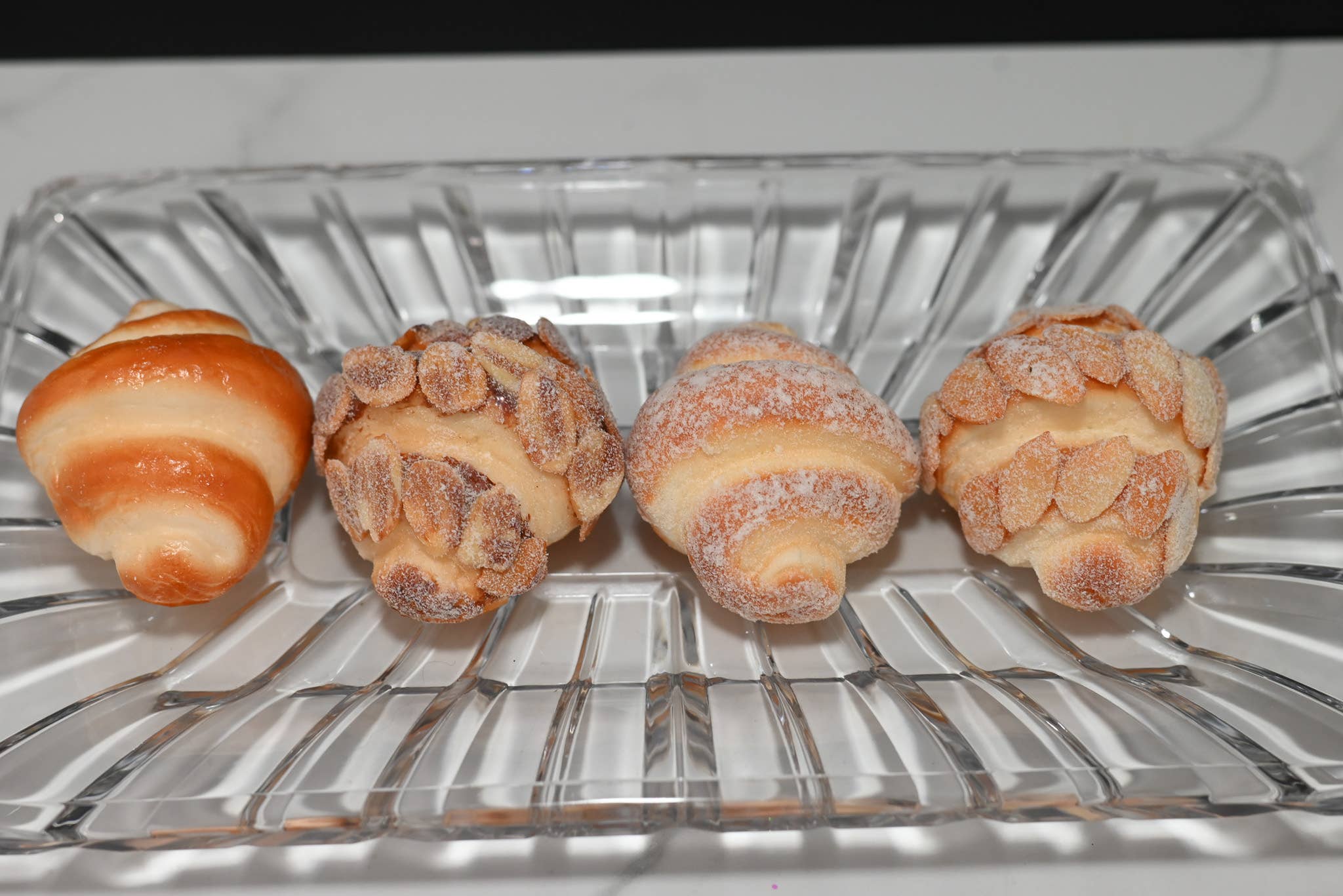 Just Dough It! Fake Foods - Vendita all'ingrosso Decorazioni da tavolo - Mini cornetti finti — Set di 42