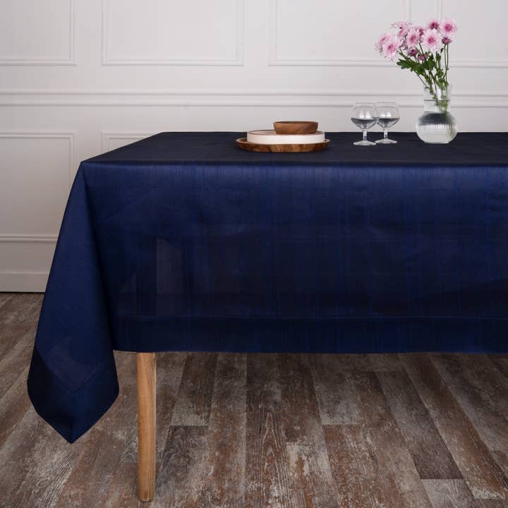 Tovaglia in seta vegana blu marino per la vendita all'ingrosso da parte di D'Moksha