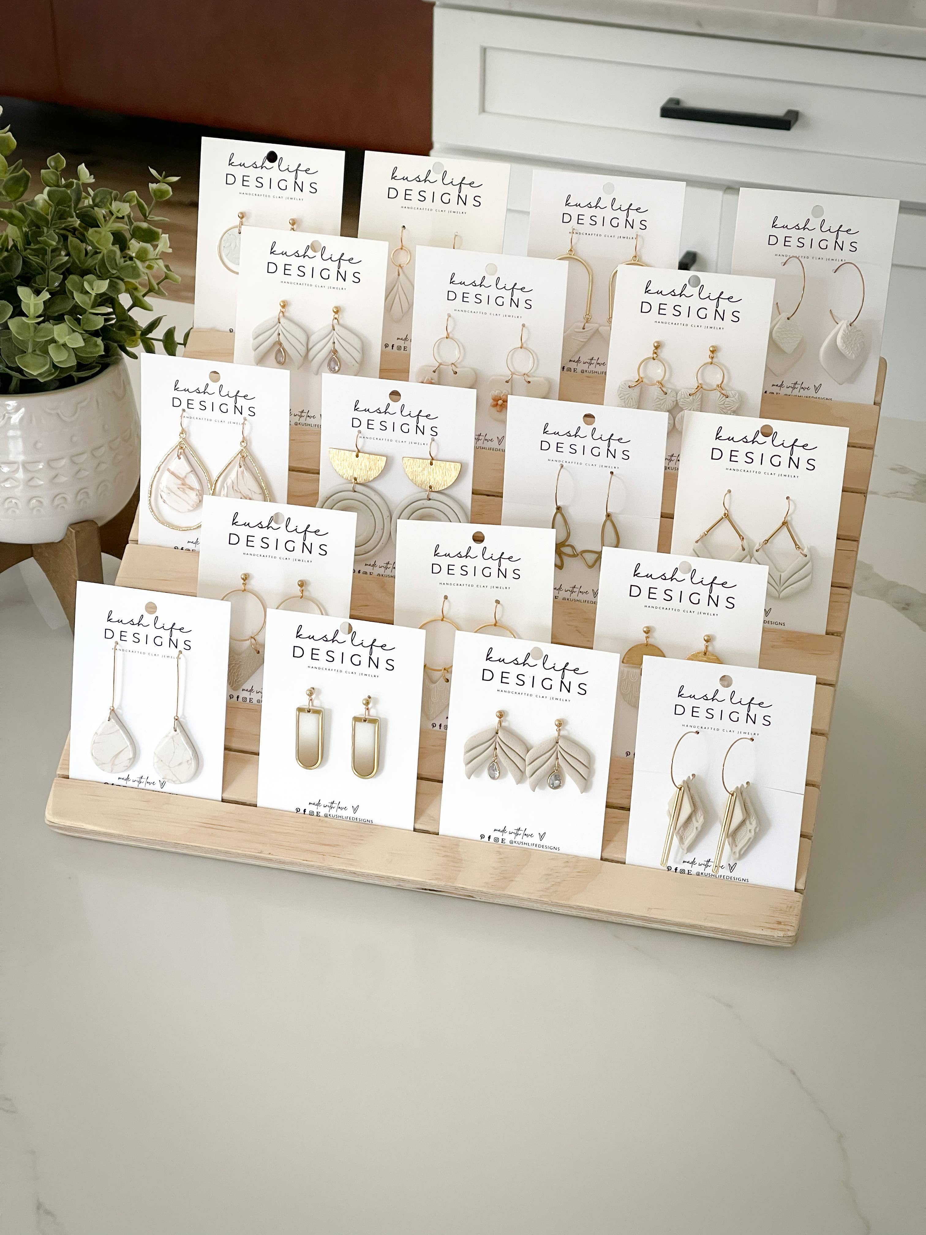 Kush Life Designs – wholesale Smyckesmonter – Möblerat träställ för örhängen med gångjärn2