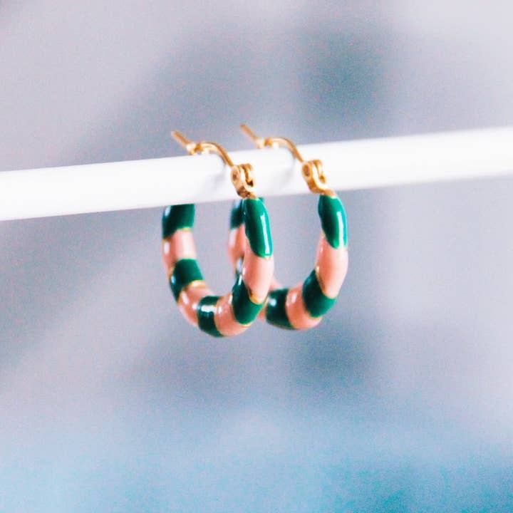 Bazou - Wholesale Hoop Earrings - Stainless steel colored hoop 20mm – green/pink