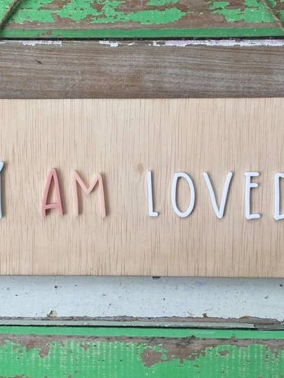 Panneau à suspendre en bois et acrylique « I am love » pour la vente par Kai and Co