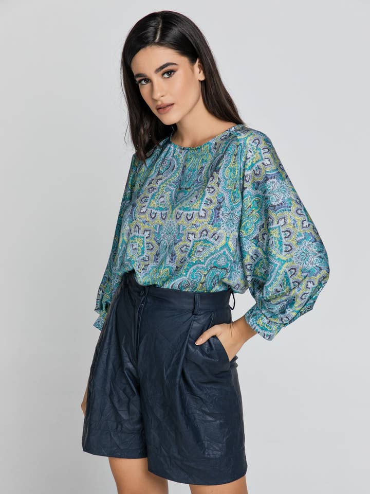 Bermuda bleu en similicuir pour la vente par conquista