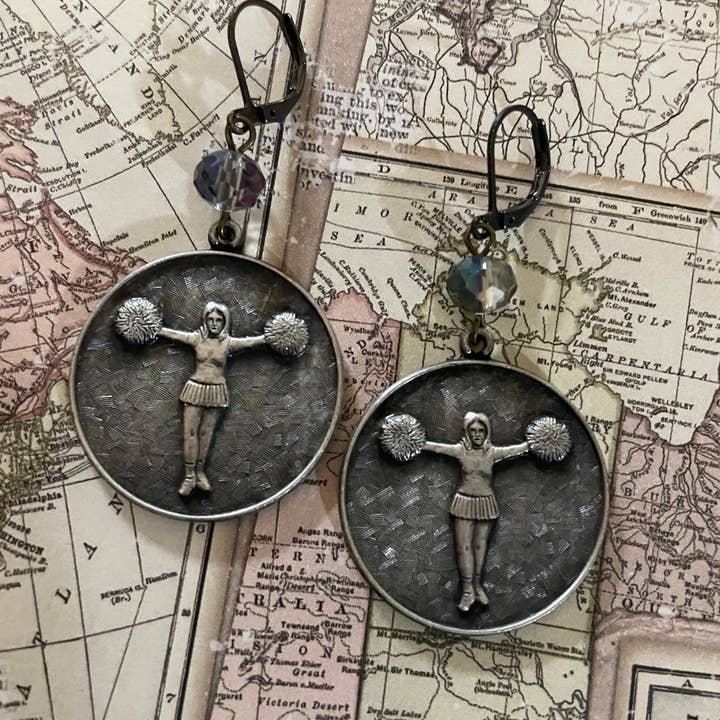 Vintage Cheer Medal Örhängen för wholesale av Savannah Hoffman Designs Artisan Jewelry