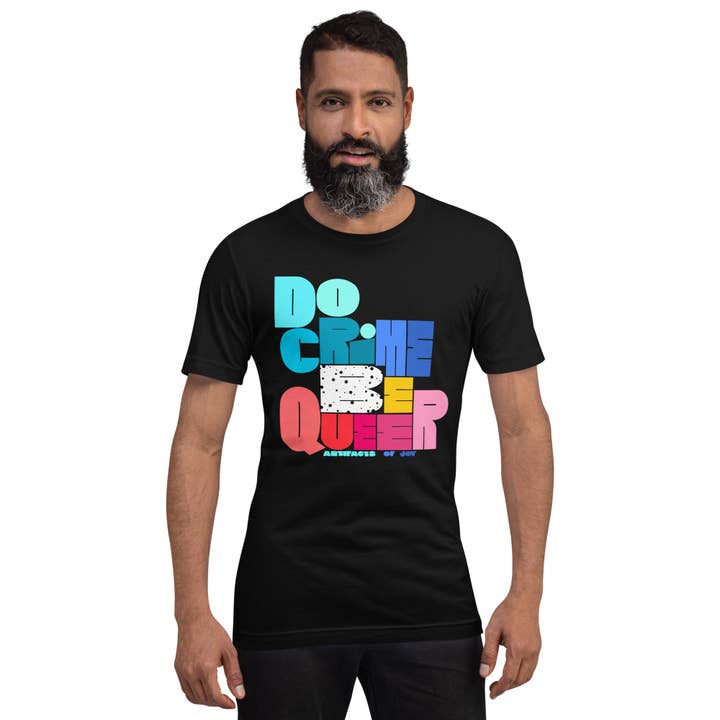 Camiseta Unissex Do Crime Be Queer por atacado de Artifacts of Joy