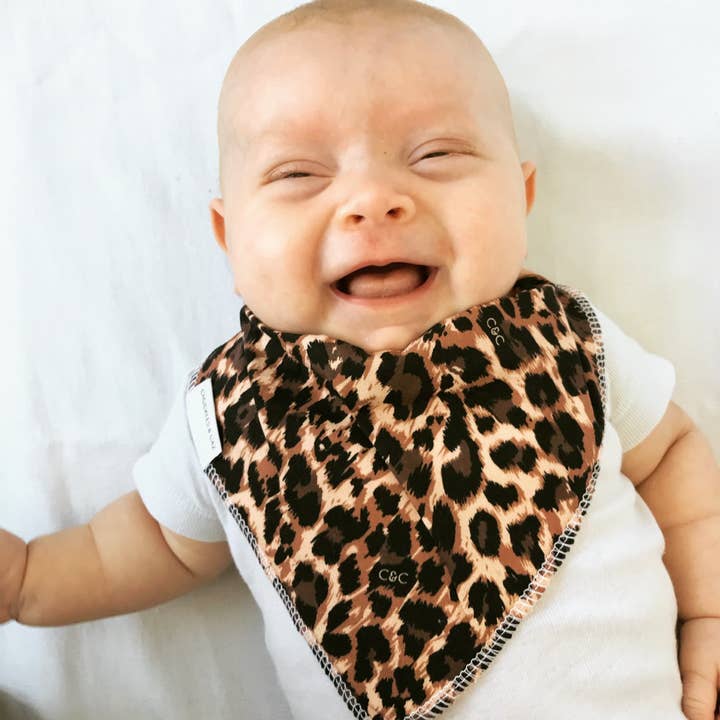 Leopard Dribble Bib för wholesale av Chuckles & Caz