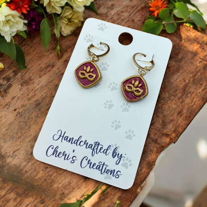 Boucles d'oreilles pendantes en argile polymère avec tuiles de masque de bouffon de Mardi Gras pour la vente par Cheri's Boutique Supplies