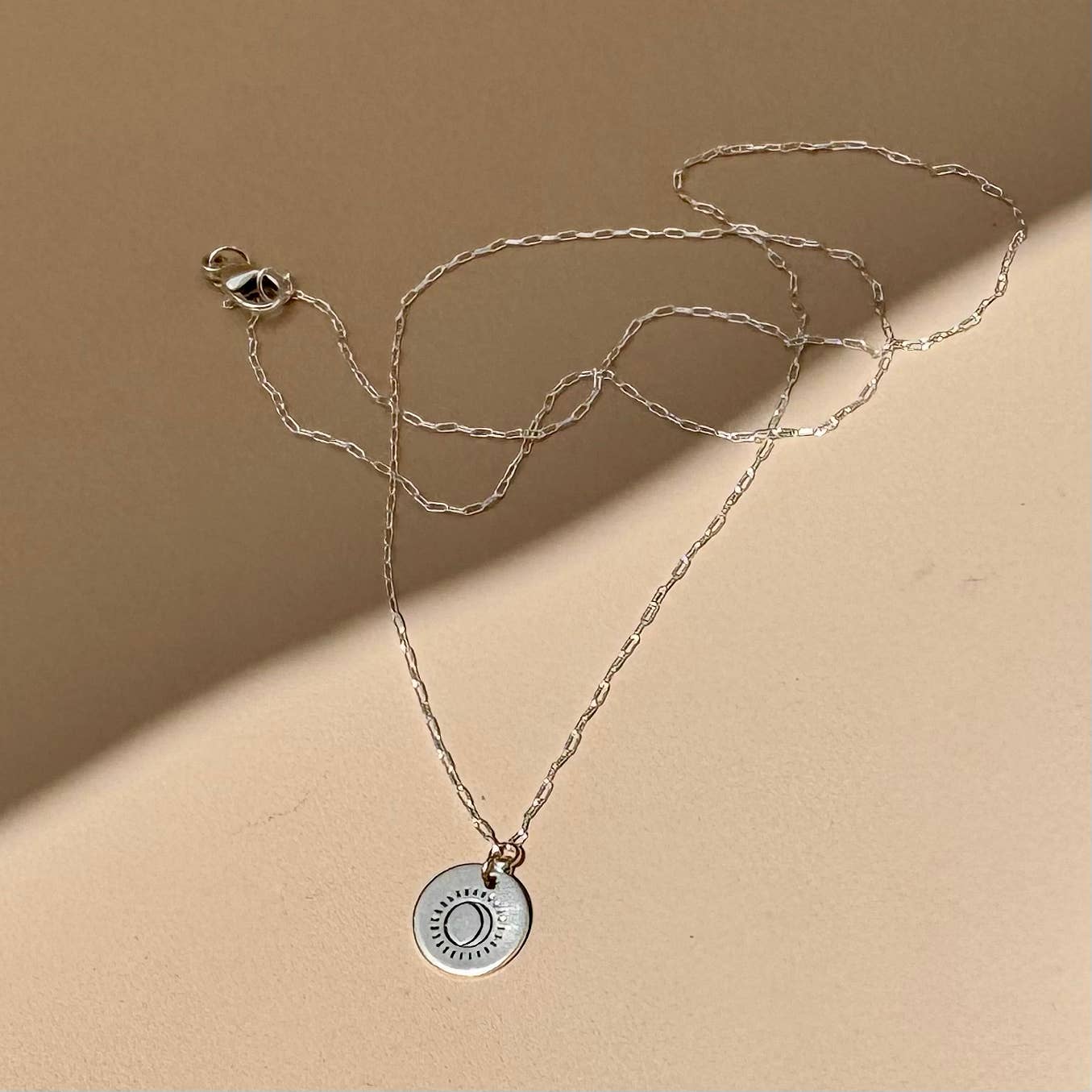 Britta Ambauen Jewelry – wholesale Hänge-/berlockhalsband – "Halsband 'Omfamna Vad Som Är'"3