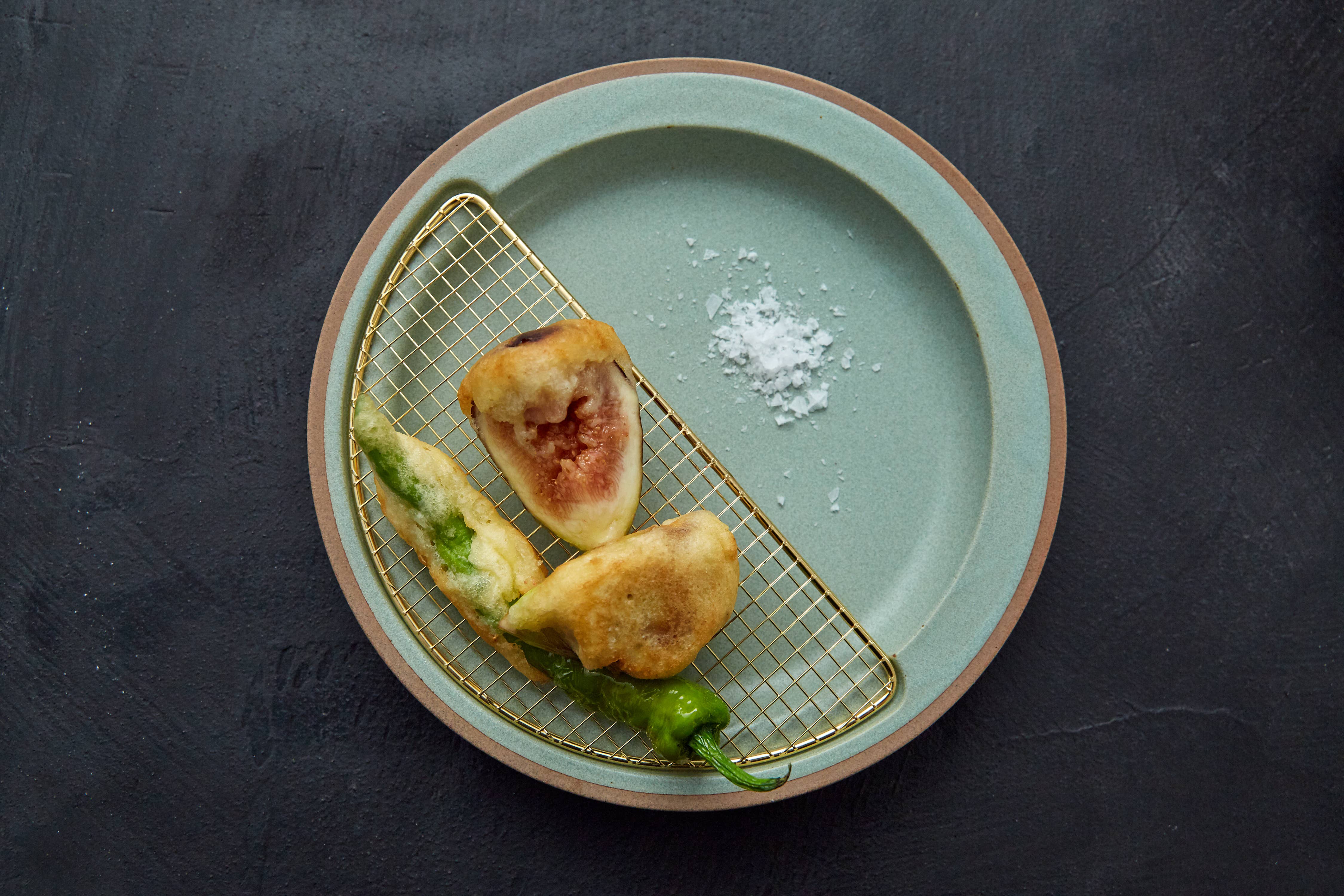 KIKIME – wholesale Dinner plate – amime Plate Half 9" | Plate w/ Half-moon shaped metal net 16