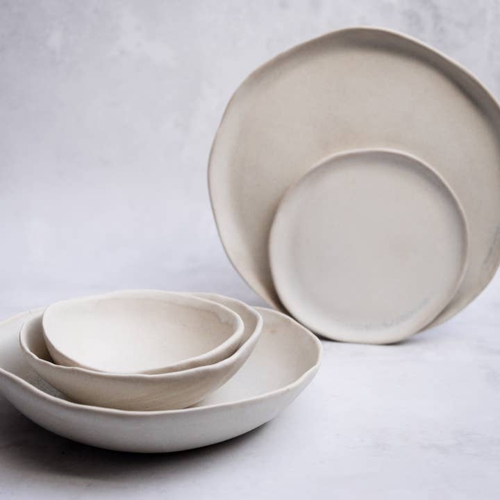 Porzellan SAHARA — Handgefertigte beige matte Teller und Schalen für den Großhandel von LAIMA CERAMICS (SIA Radosa Apvieniba Spares)