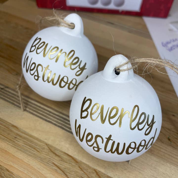 Personalisierte weiße Keramikkugel – Individueller Text für den Großhandel von Archie & Bea