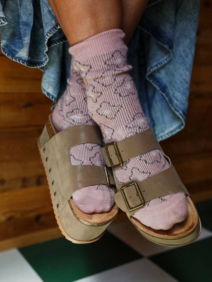 Chaussettes Retro Bloom - Blush pour la vente par Three Bird Nest