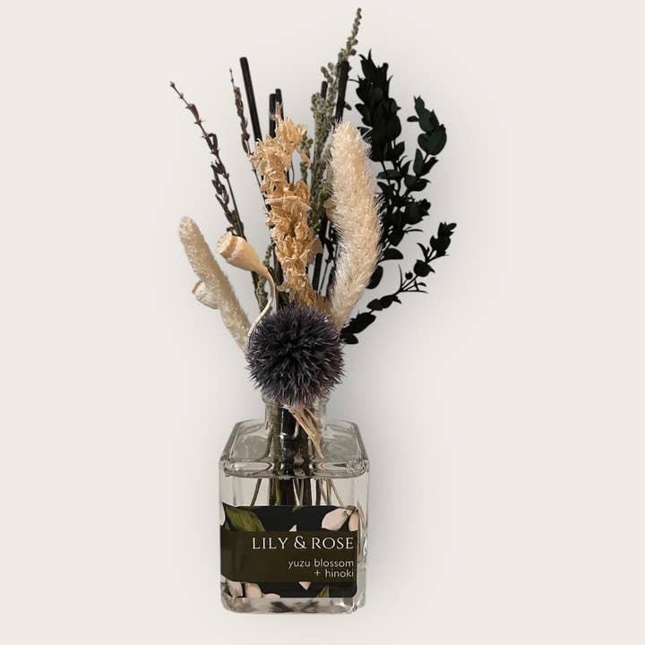 Lily & Rose Candle + Floral Boutique - Vente Diffuseur à tiges - Diffuseur à roseaux botanique Yuzu Blossom + Hinoki | 100g