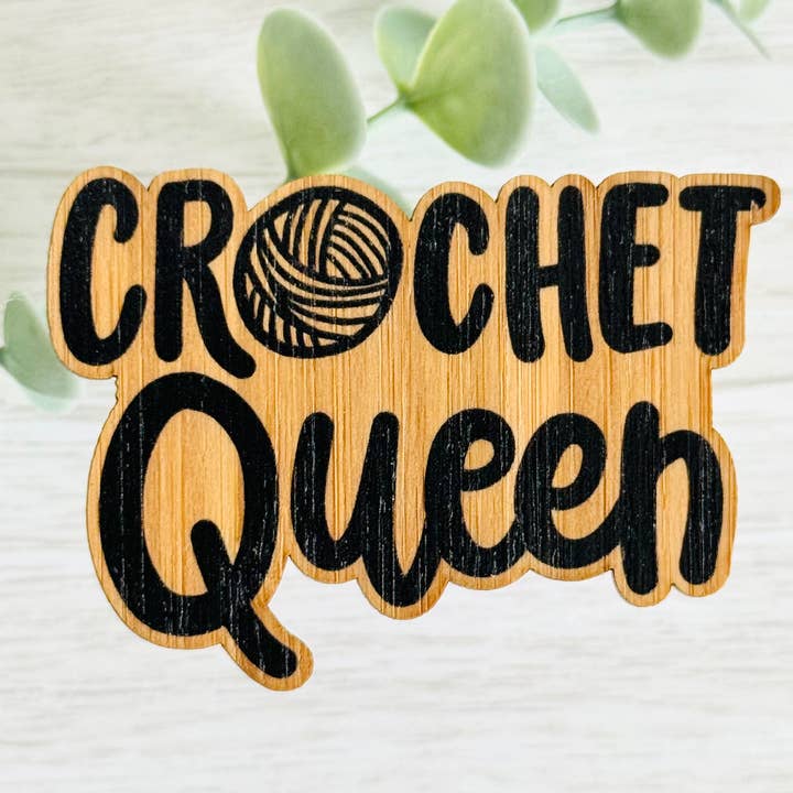 Adesivo in legno di bambù «CROCHET QUEEN» per la vendita all'ingrosso da parte di AFK Design Co