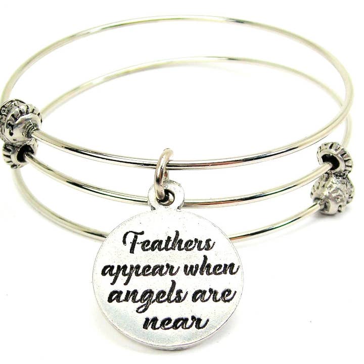 Penas aparecem quando os anjos estão perto da pulseira de estilo triplo por atacado de Chubby Chico Charms