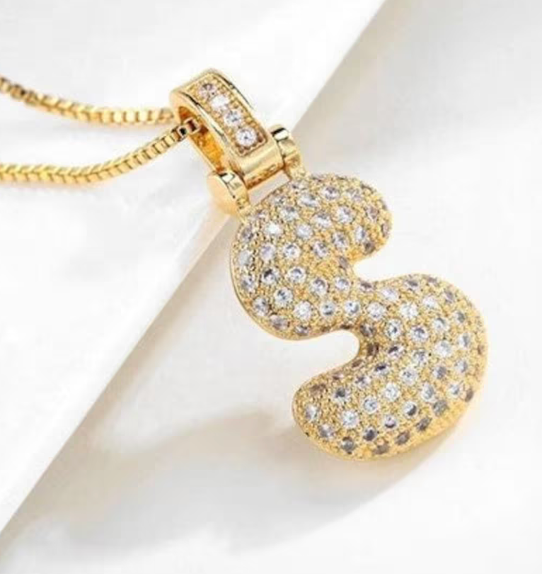 Ouro amarelo Pavé Bubble Letter Iniciais Colar em Aço Ouro 14K para venda a revendedores na Faire29
