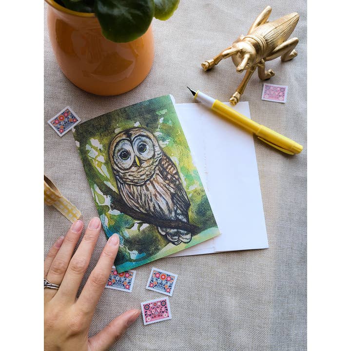 Kaart met illustratie van een gestreepte uil in aquarel voor wholesale door To Draw Attention