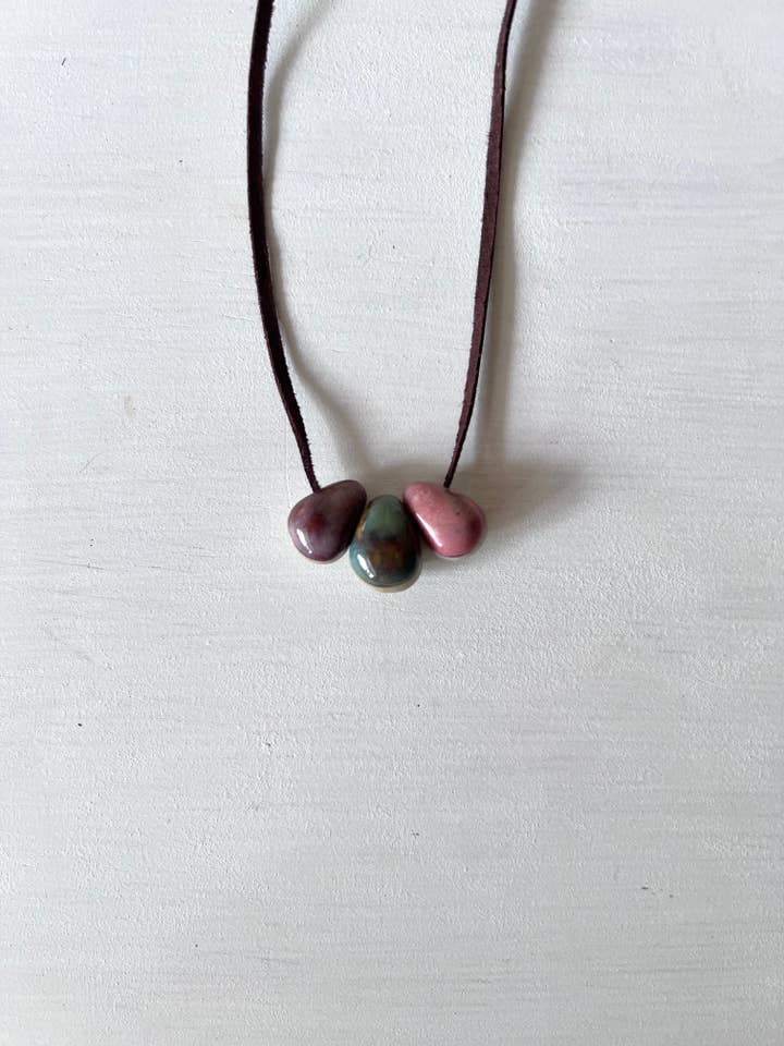 Halskæde med tre keramiske sten for engroshandel hos Woodfolk