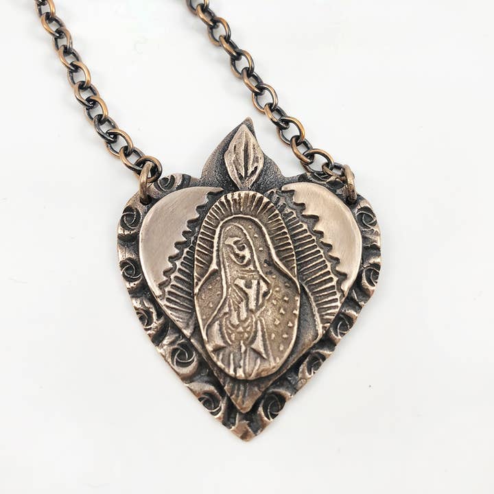 Collier avec pendentif Milagro en forme de cœur de Guadalupe pour la vente par Moon & Leaf