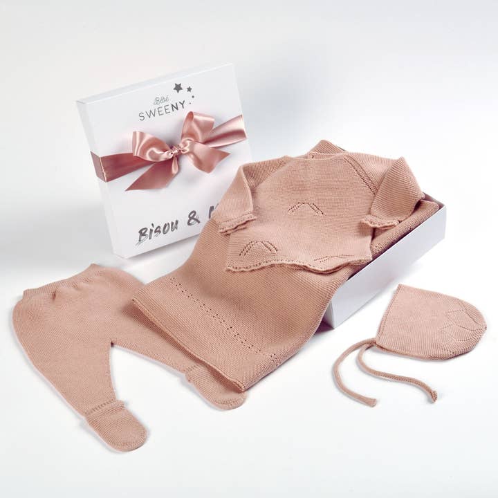 MELI | Conjunto de Layette de Rosas Dusty Rose (4) por atacado de Bebe Sweeny