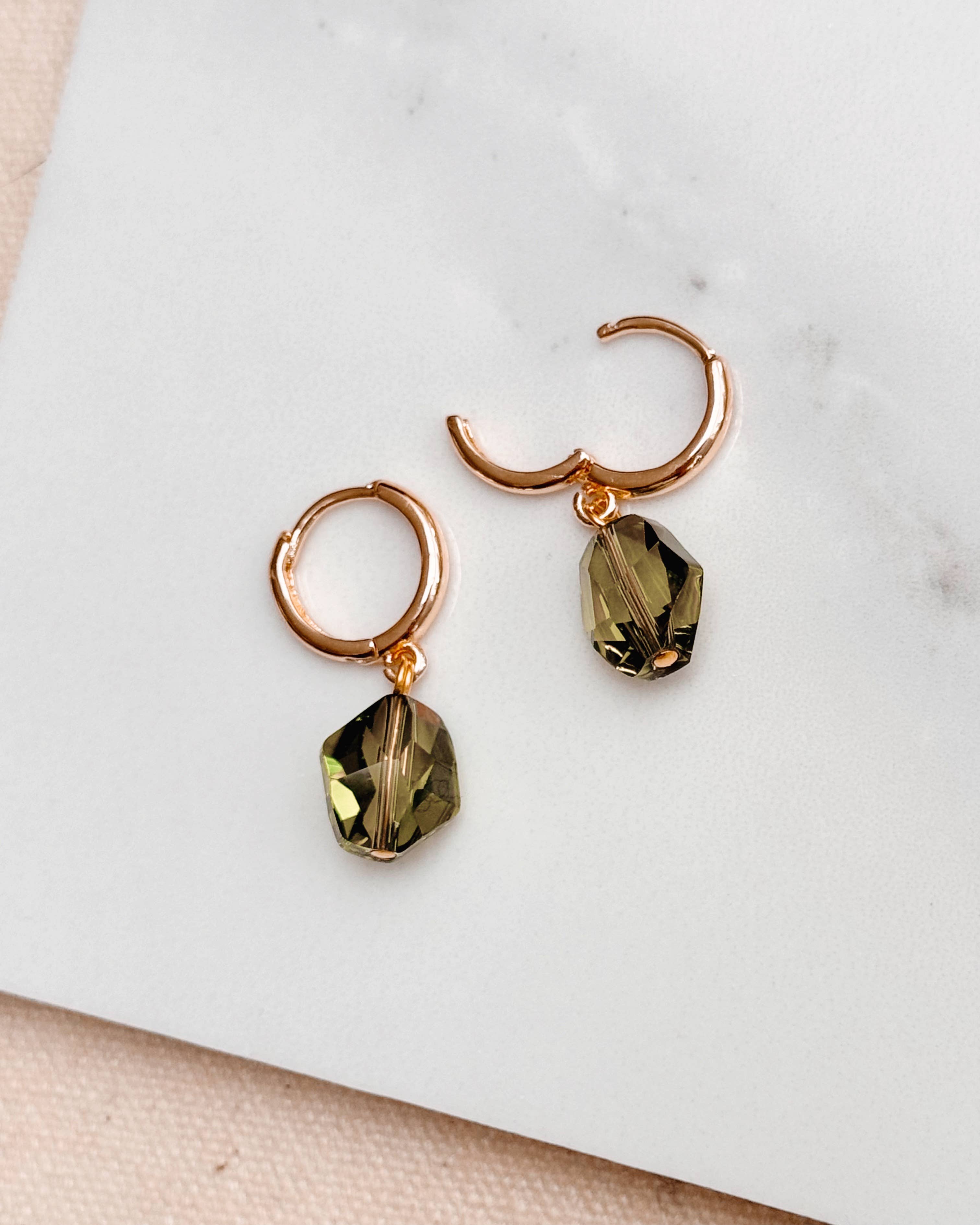 Gracie Rose Designs – brincos huggies por atacado – Brincos de argola Glam Verde Oliva Swarovski de Cristal Huggie