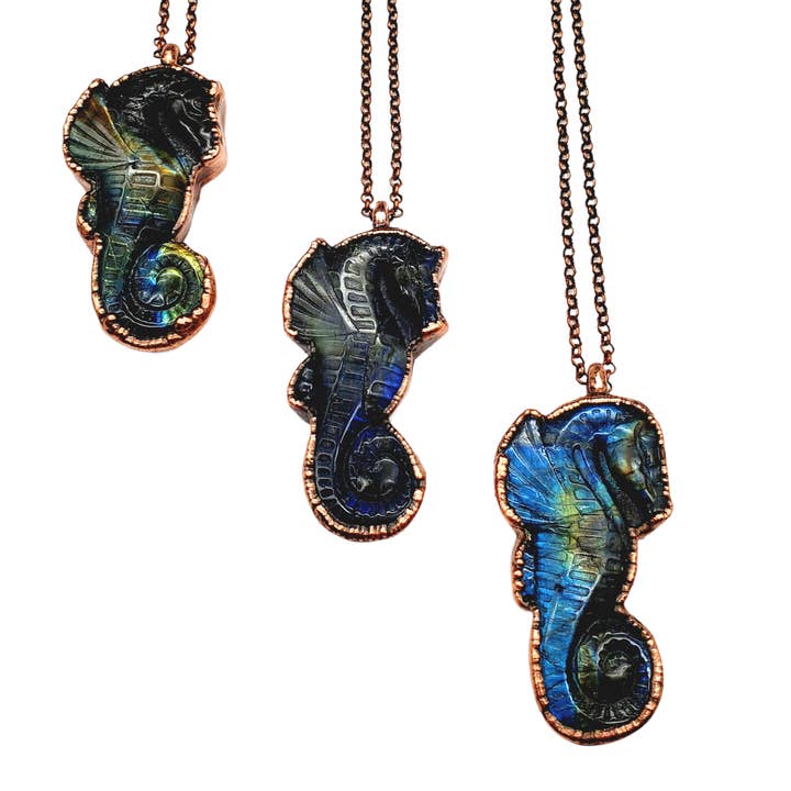 Collana con cavalluccio marino intagliato in labradorite per la vendita all'ingrosso da parte di MergingMetals