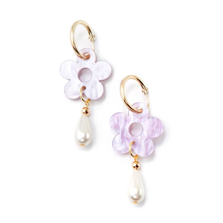 Daisy Pearl Drop Gold Hoop Øreringe i Marmoreret Lavendel for engroshandel hos By Chavelli