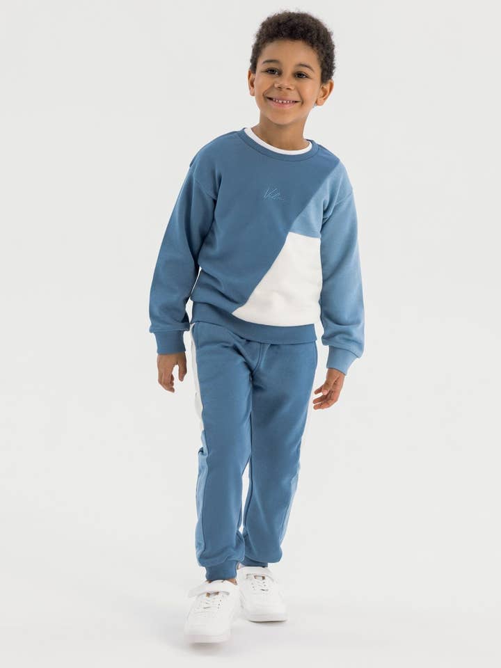 Jongens sweatshirt met ronde hals en joggingbroek set met trekkoord blauw 1-8 jaar voor wholesale door Minoti sp. z o.o.
