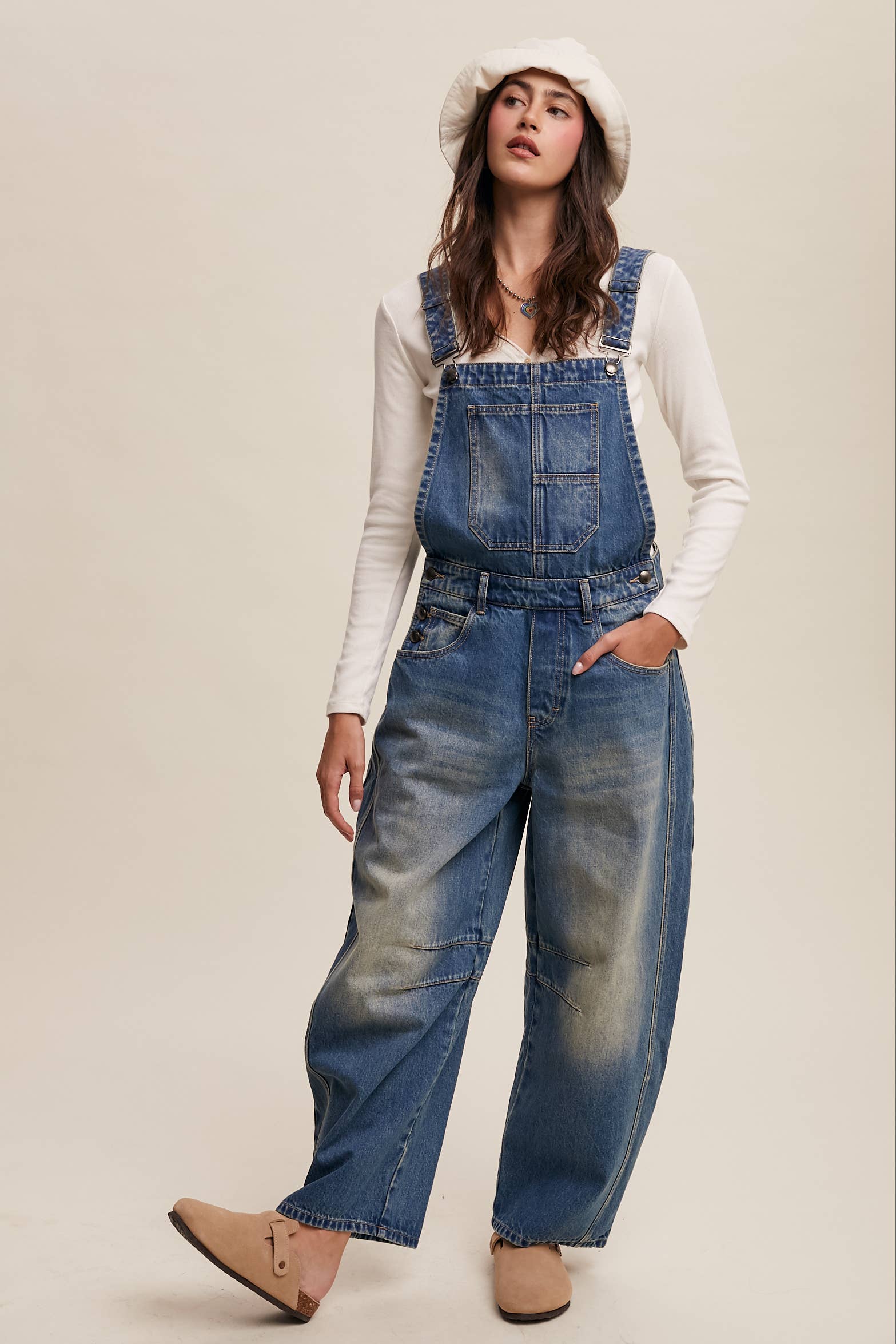 Listicle – Großhandel Overall – Damen – Barrel Jean Latzhose aus Denim mit weitem Bein3