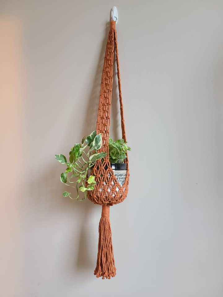 Grand support de plante suspendu style filet central pour la vente par Macramé Mouse