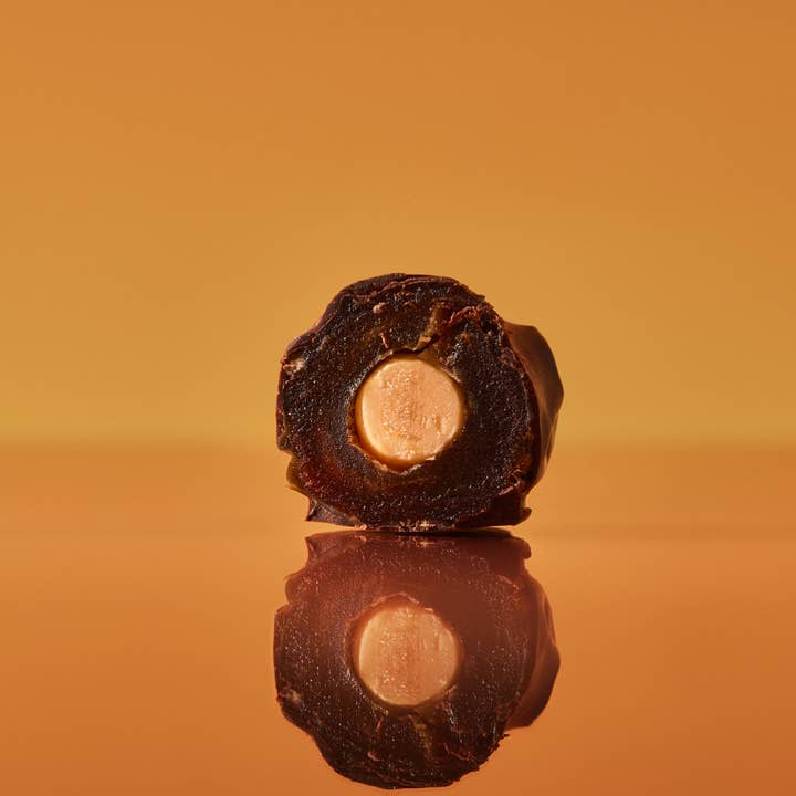 KAICAO – wholesale Chocolate box – A pack of 6 medjool Dates filled with nuts covered with 100% chocolate