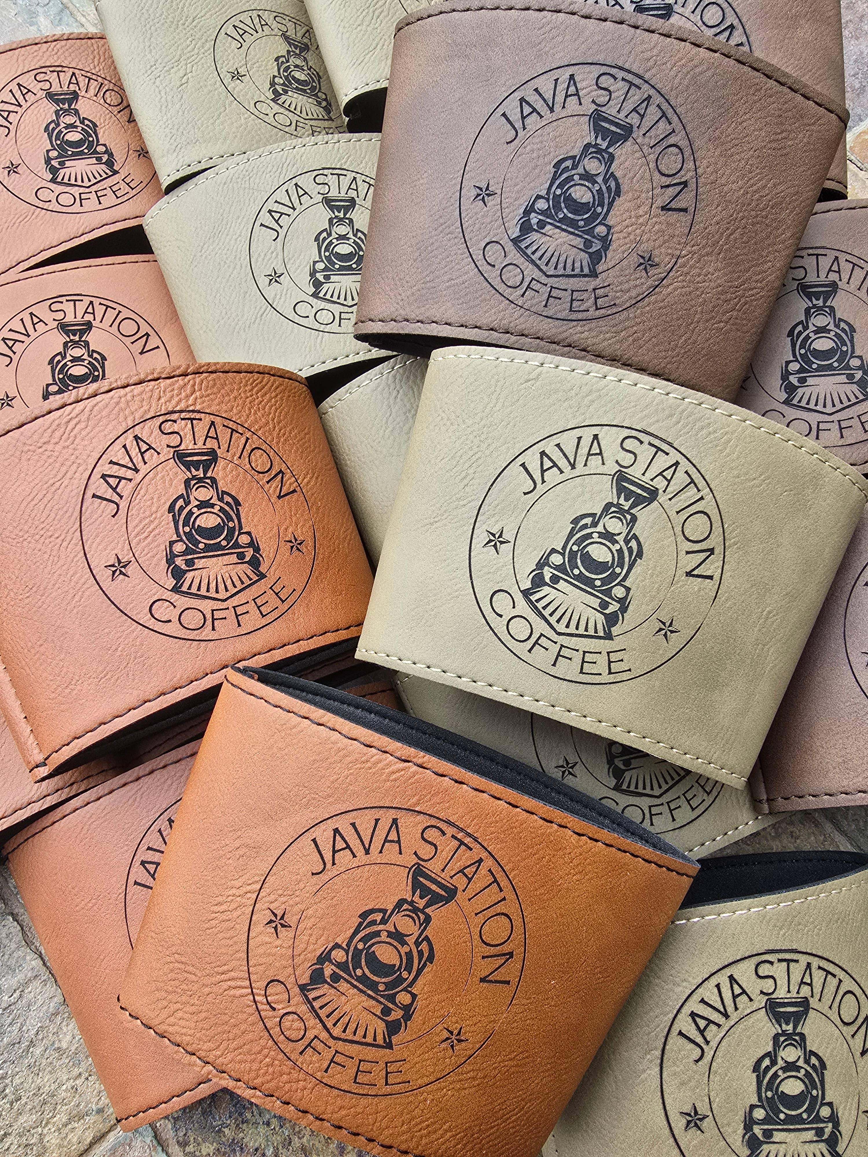 The Rural Home - Venta al por mayor Fundas para recipientes de bebida - Manga de Taza de Cuero Sintético Grabada – Marca de Cafetería Reutilizable14