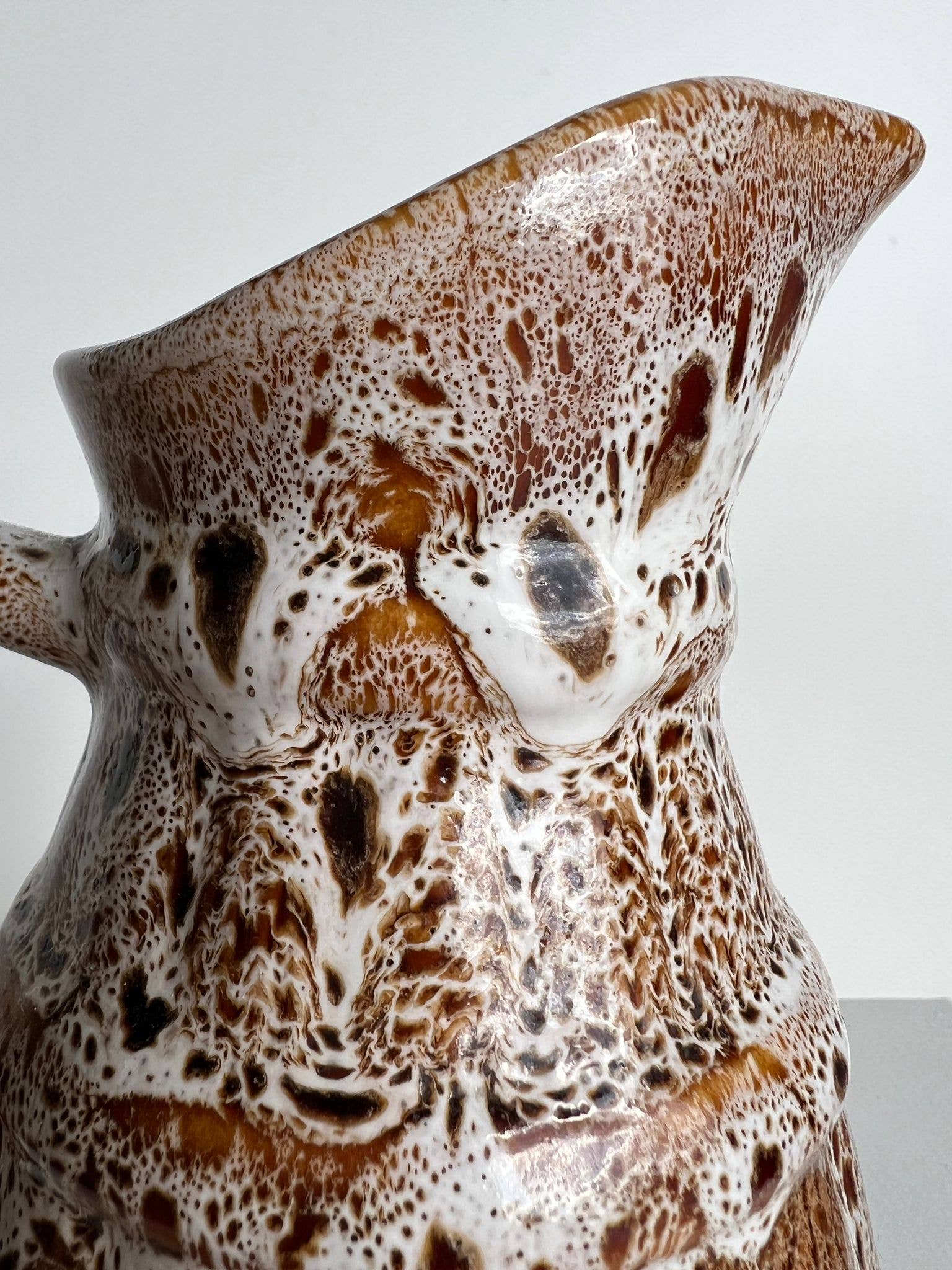 Office Objets – Objeto de mesa decorativo por atacado – Pequena jarra decorativa cerâmica vidrada com motivo de barril de cerveja5