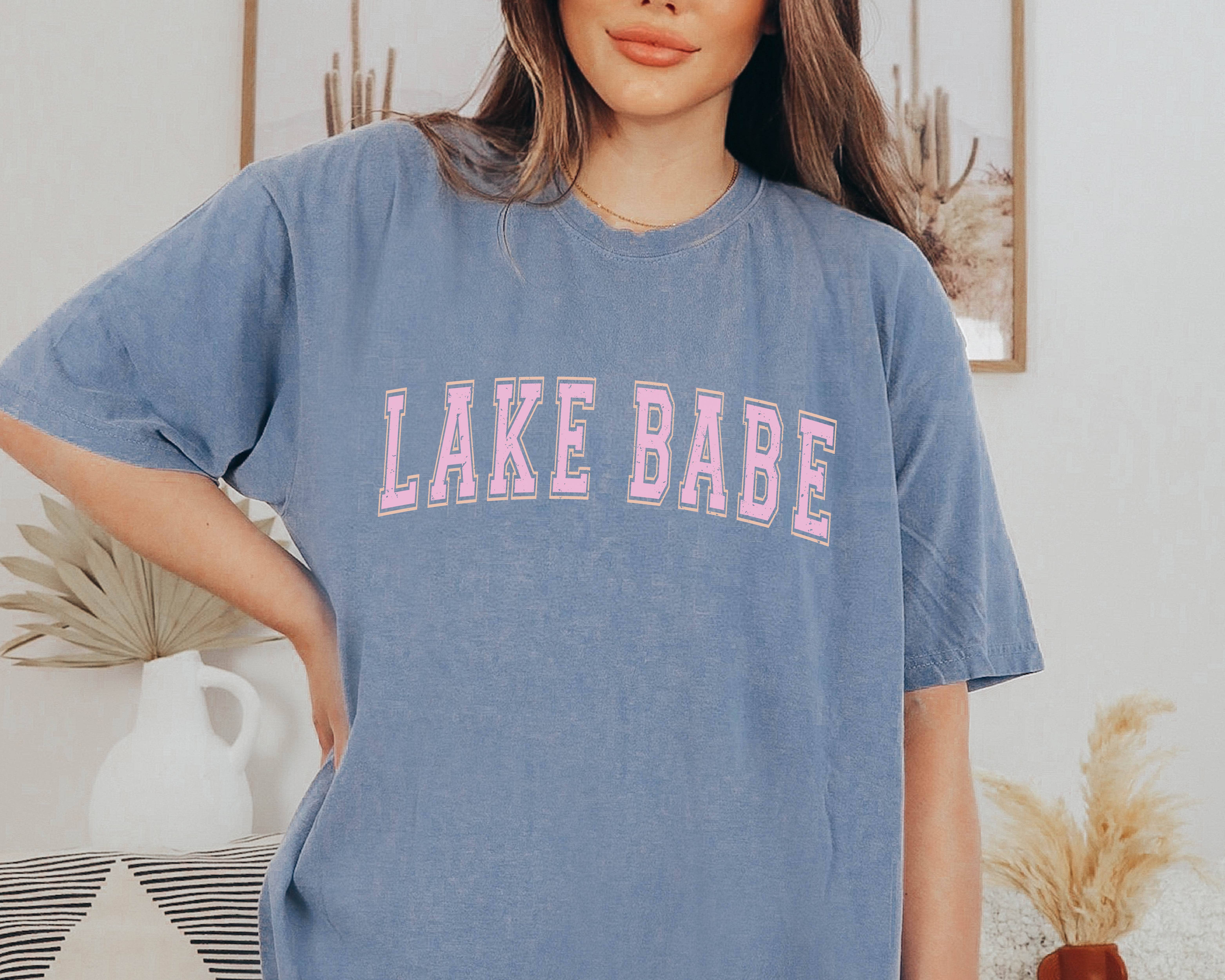 P E T I T R U E – T-shirt estampada - Mulher por atacado – Vestuário de Verão Lake Graphic Tee Lake Babe8