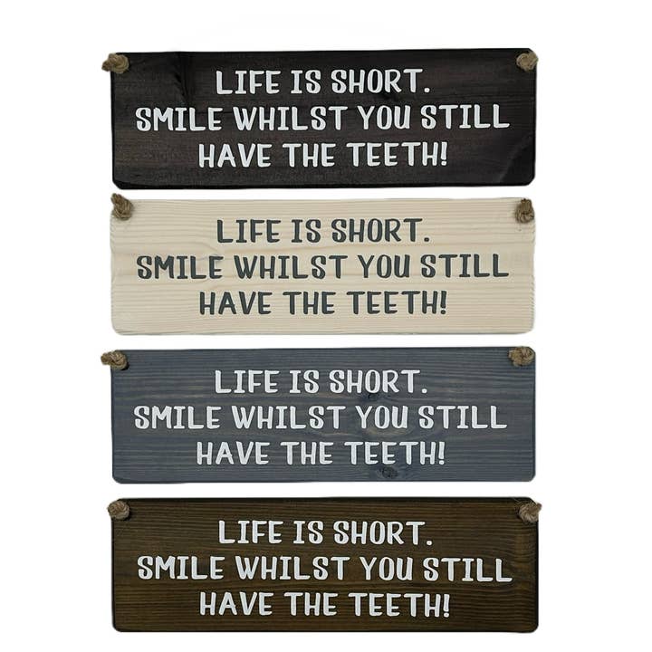 Accendi il bollitore! targa in legno da appendere a mano per la vendita all'ingrosso da parte di The Giggle Gift Company