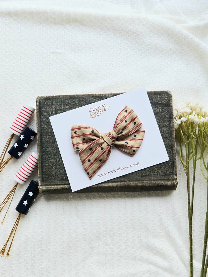 Klassisk håndbundet sløjfe på klips • Rød hjerte stribe / Sommer for engroshandel hos Revival Bow Co.