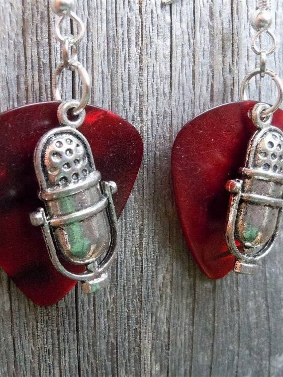 Retro mikrofon Charm Guitar Pick øreringe for engroshandel hos Simply Raevyn
