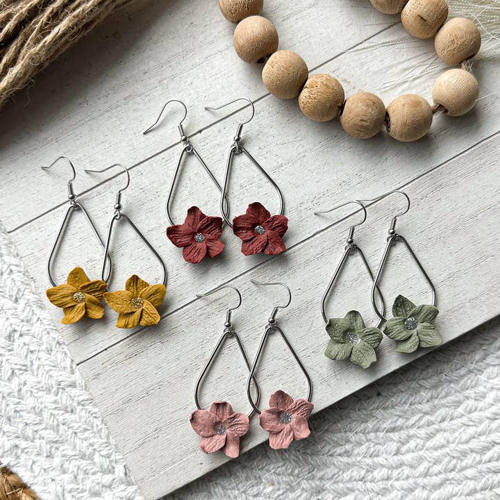 Ohrringe aus Polymerton – Herbstblumen für den Großhandel von KIMCo.