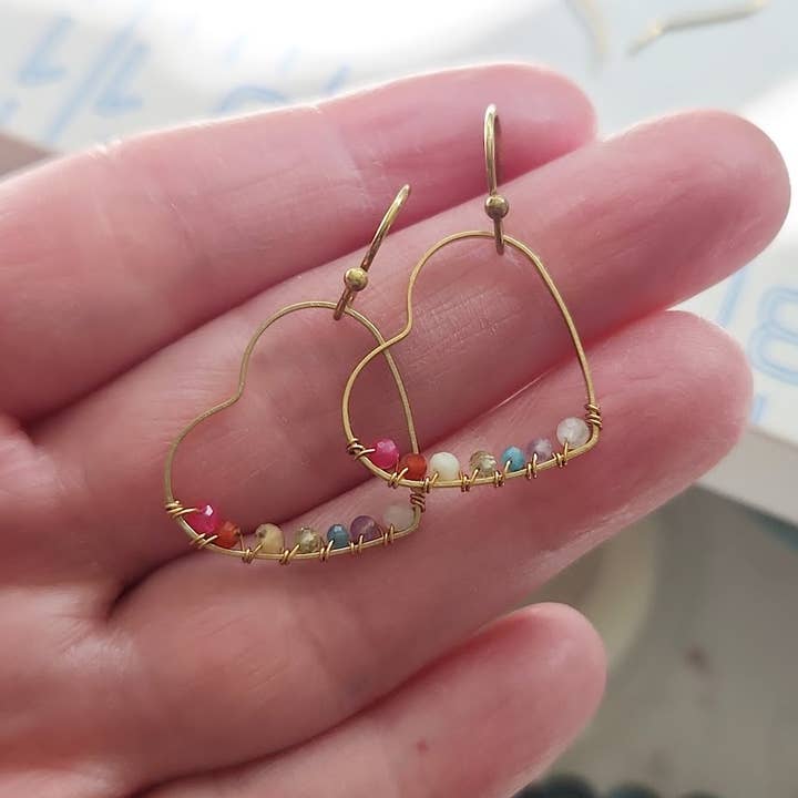 Sara Sela Jewelry - Venta al por mayor Pendientes colgantes - Pendientes colgantes de corazón con piedras preciosas arcoíris envueltas en alambre4