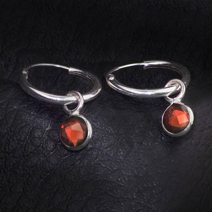 Birthstone Hoop Øreringe med granatcharme i sølv for engroshandel hos The Jewellery Store London