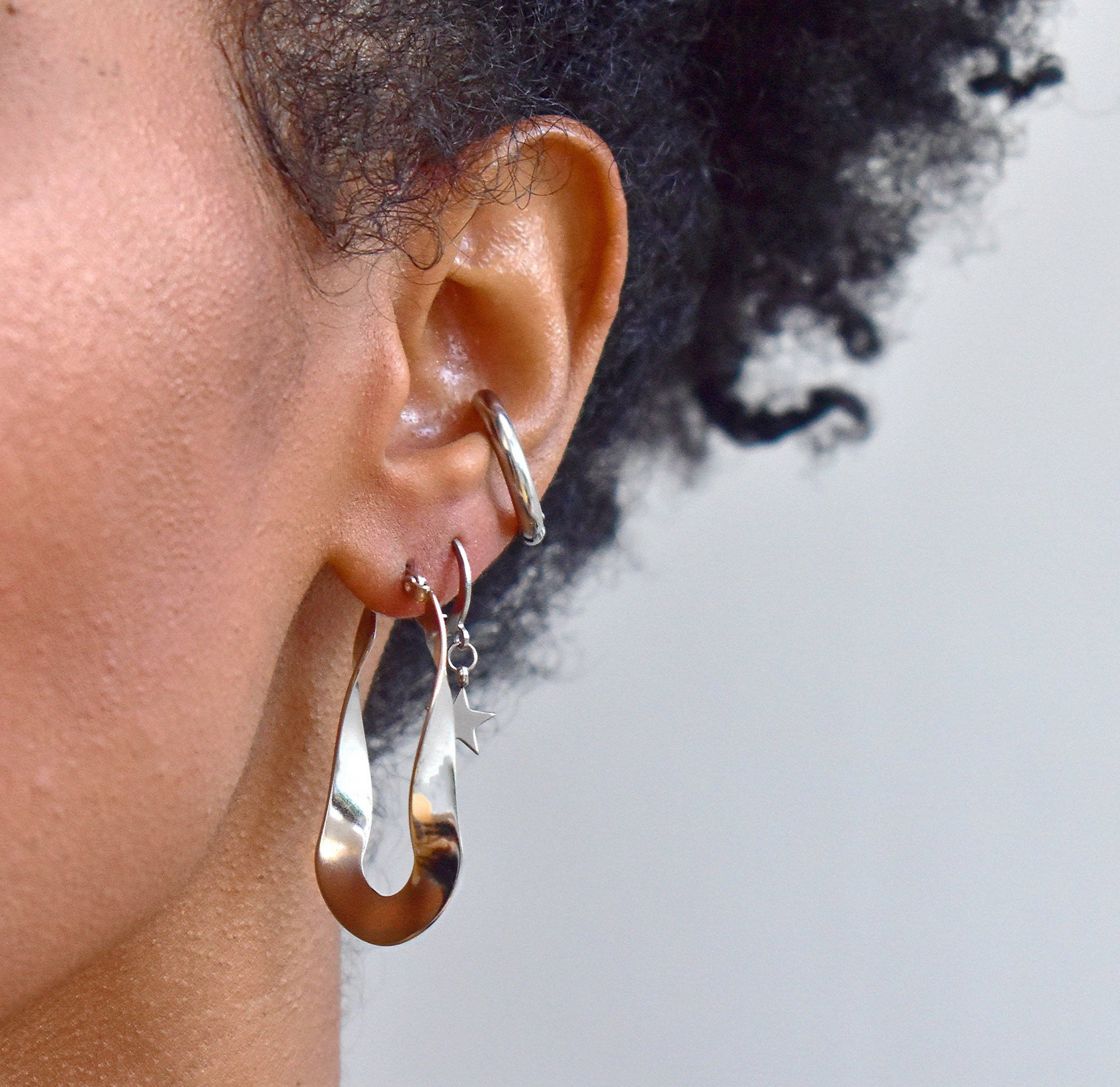 MAI DESIREE - Wholesale Hoop Earrings - PERLA TWIST HOOP SILVER EARRINGS3