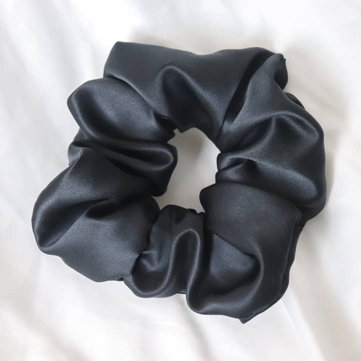 Scrunchie de satén negro para venta al por mayor de Tana’s Scrunchies